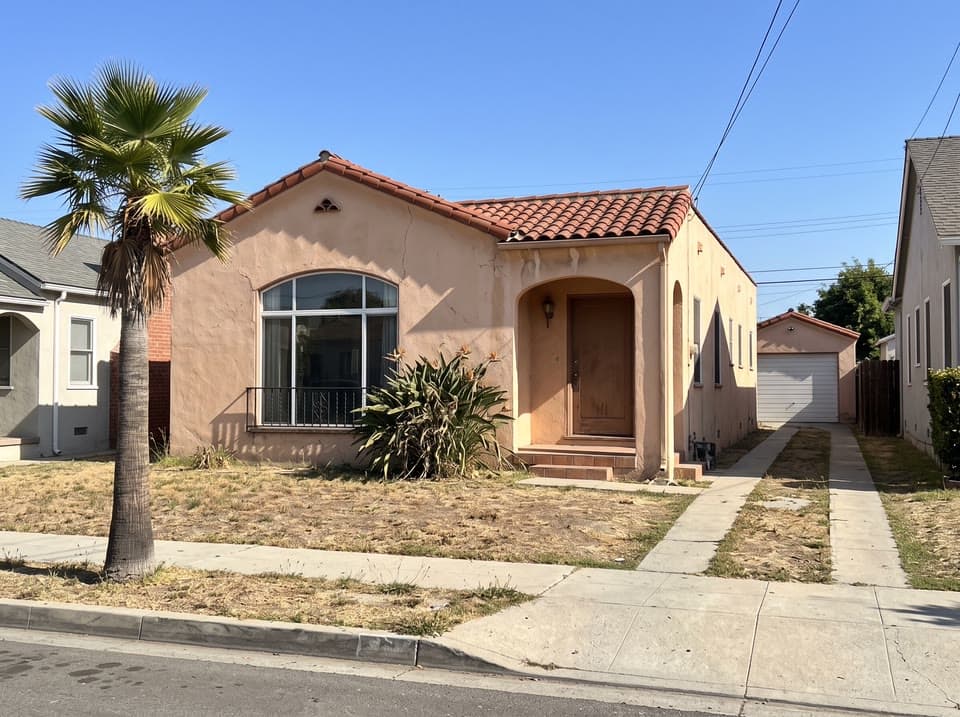 The photo a spanish bungalow in terracotta, surprise me started from