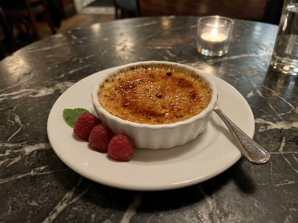 The photo a crème brûlée, the crack started from